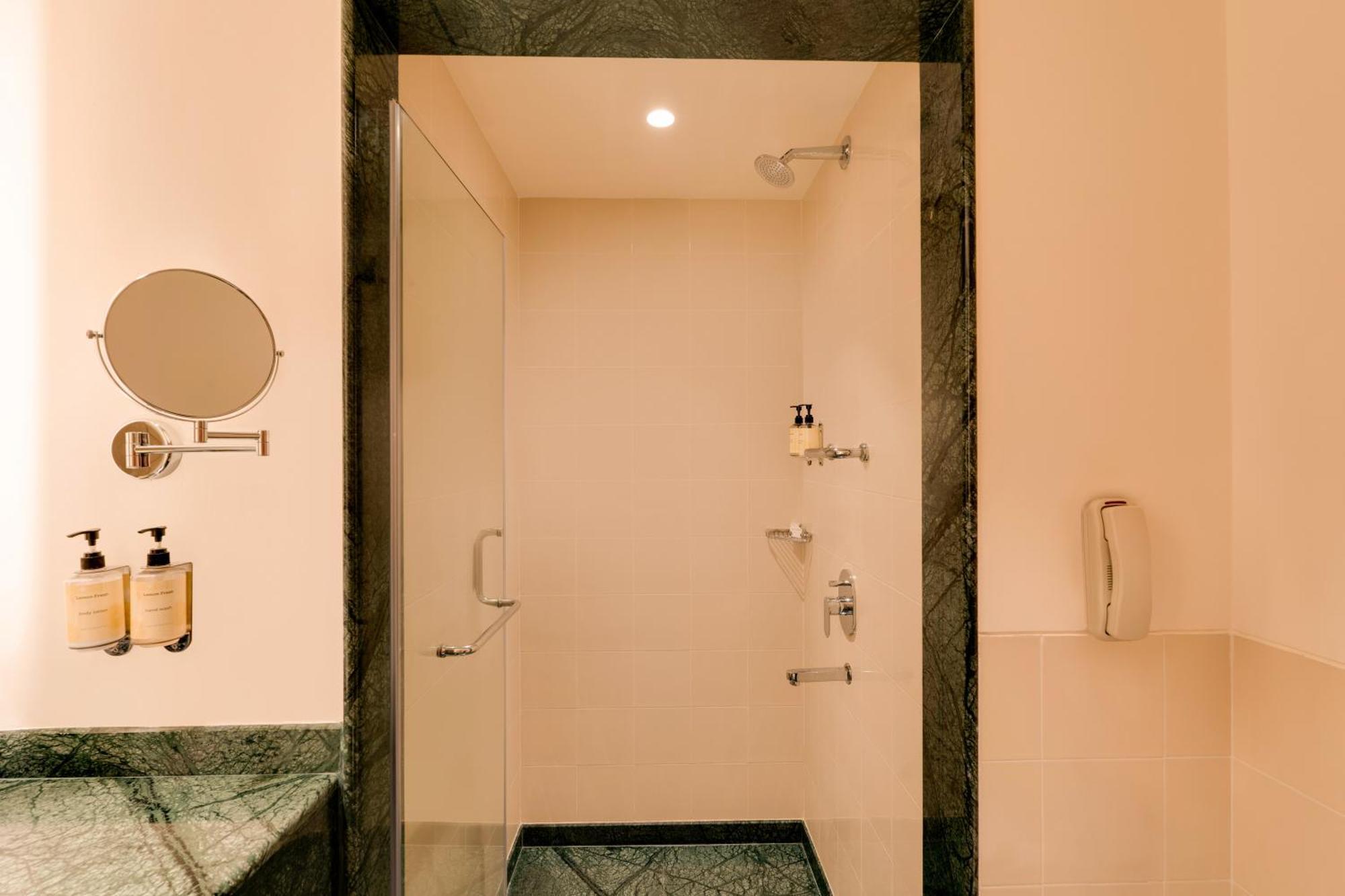Lemon Tree Hotel, Gachibowli, Haydarabad Dış mekan fotoğraf